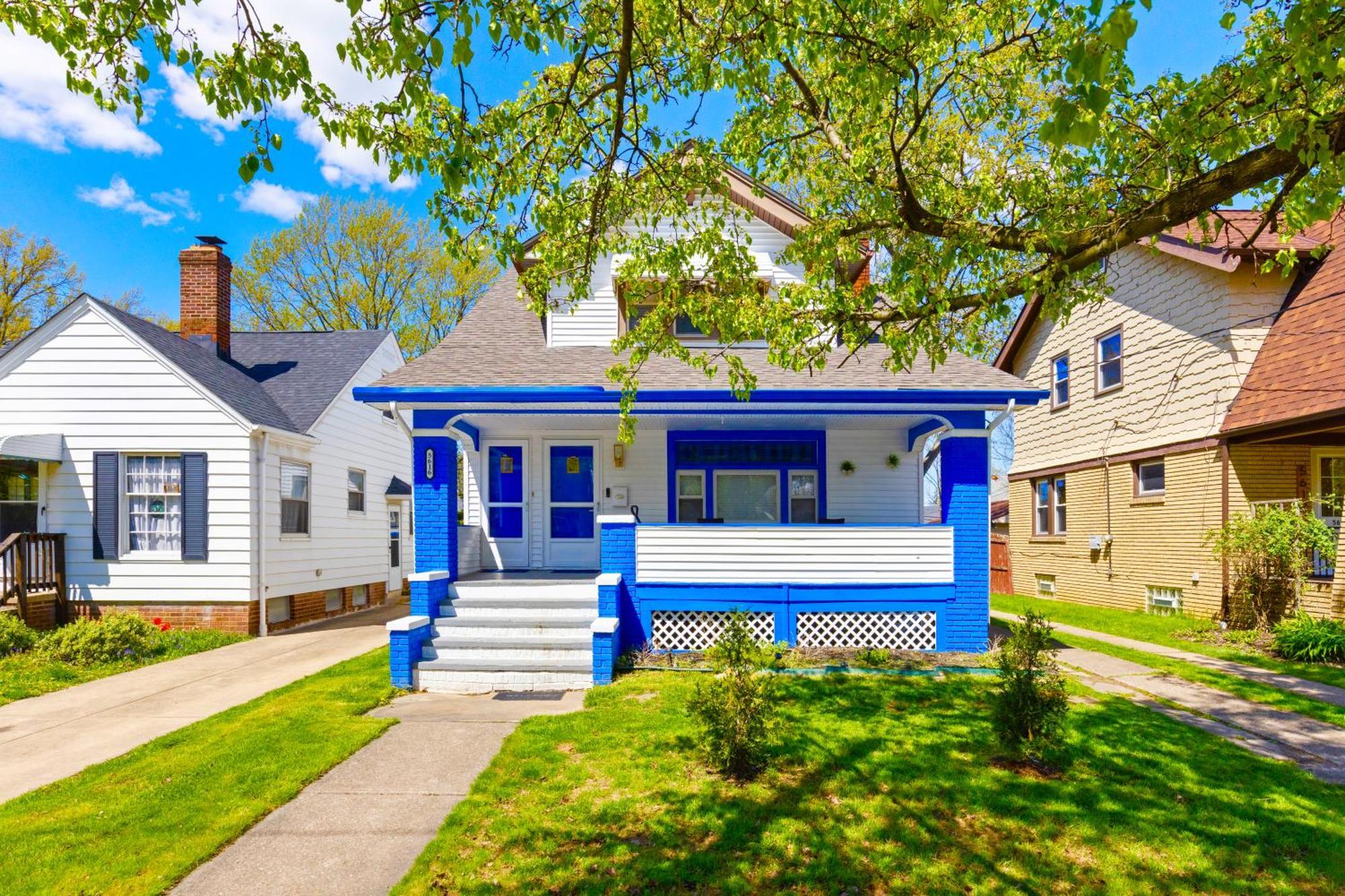 The Sapphire Haven - Your Old Brooklyn Oasis Awaits Families, Couples, Business Travelers Near Downtown With Parking, 300 Mb Wifi & Self Check-In Cleveland Exterior photo